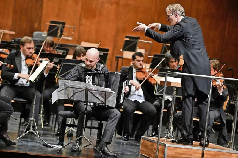 Harald Oeler mit den Symphonikern im Rosenthal-Theater Selb
