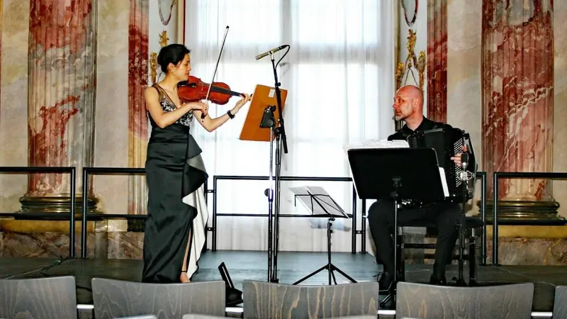 Sinn Yang und Harald Oeler im Kaisersaal der Residenz Würzburg