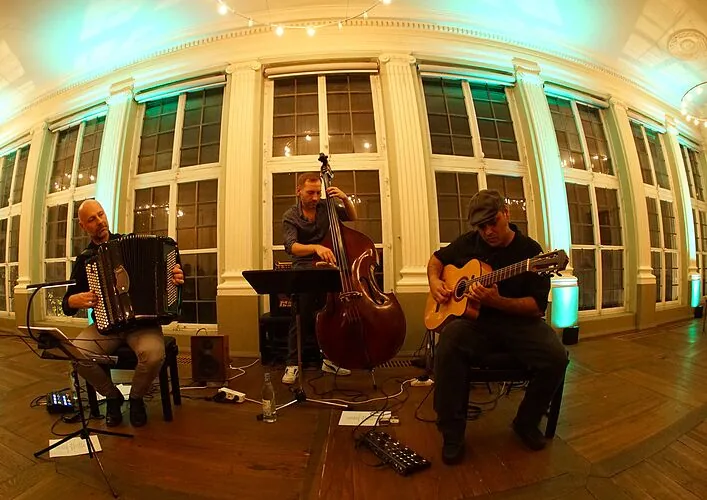 Trio Fussissimo mit Harald Oeler, Simon Ort und Rehan Syed im Helmut-Schöler-Saal